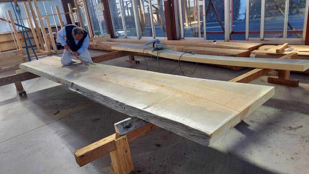 縋破風(すがるはふ)の木取り・加工中 - 株式会社天峰建設