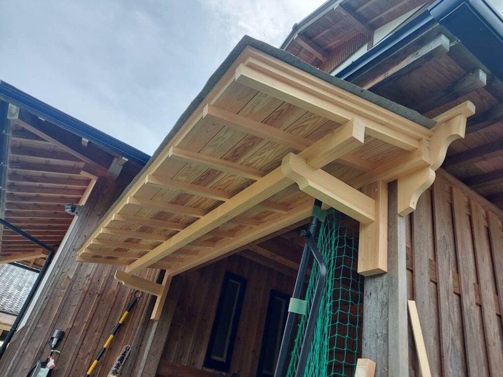 霧除け風大型庇製作 - 株式会社天峰建設